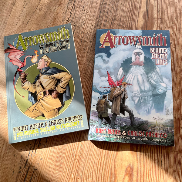 Fotos der ersten beiden amerikanischen Sammelbände des Comics "Arrowsmith" von Kurt Busiek und Carlos Pacheco