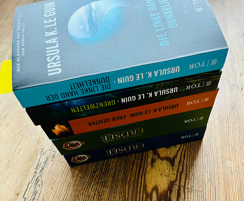 Foto: Ein Stapel mit allen Fischer Tor-Ausgaben der Werke von Ursula K. Le Guin, Stand Januar 2023
