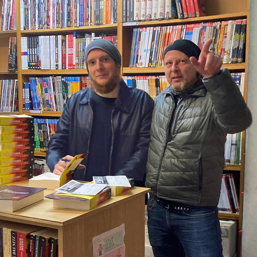 Christian Endres und Bernie Sterner in der US-Comic-Abteilung von Hermkes Romanboutique in Würzburg. Im Vordergrund: Prinzessinnen und Bücherwürmer