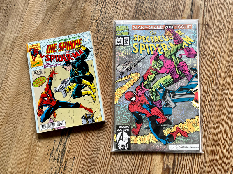 Foto von Die Spinne Taschenbuch 71 und dem "Original"-Heft US-Spectacular Spider-Man 200, signiert von Sal Buscema 